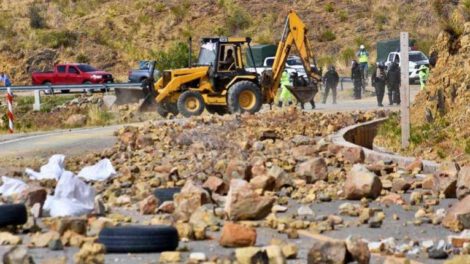 Inspección de carreteras dañadas tras bloqueos evistas