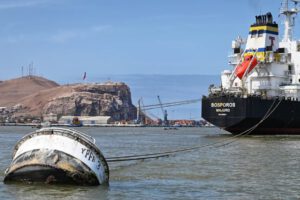YPFB descarga gasolina en Arica
