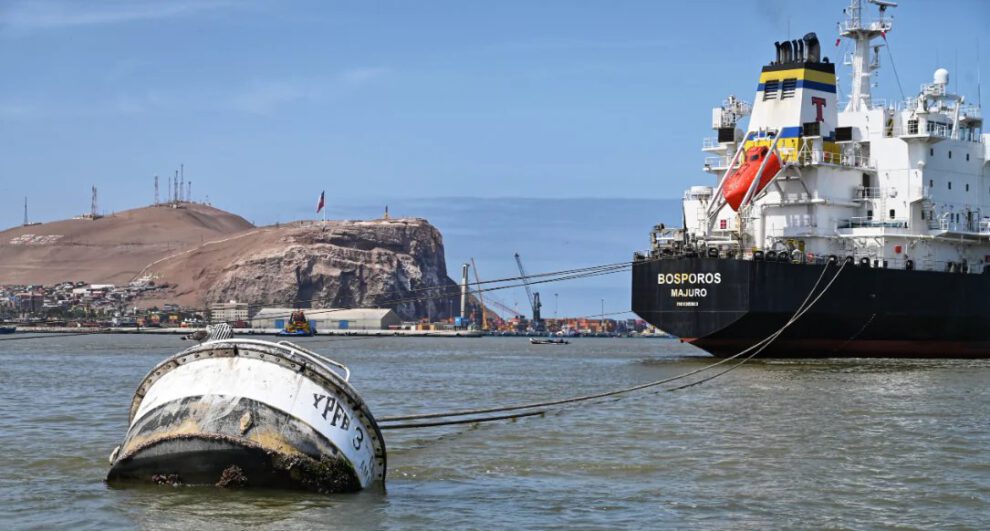YPFB descarga gasolina en Arica