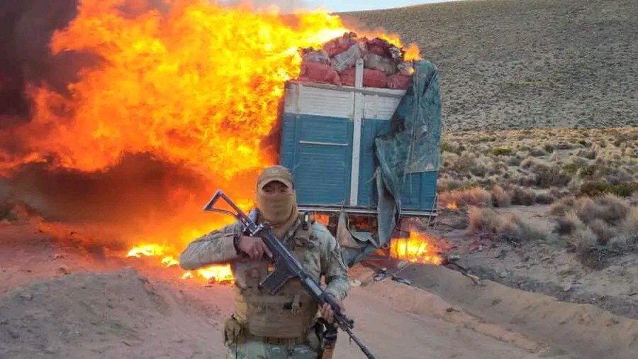 CEO-LCC incinera camión con contrabando de zapatillas deportivas