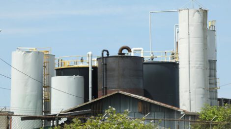 Precios del petróleo caen tras ataque iraní