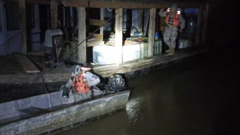 Confiscan embarcación ilegal con 5.000 litros de diésel en el río Beni