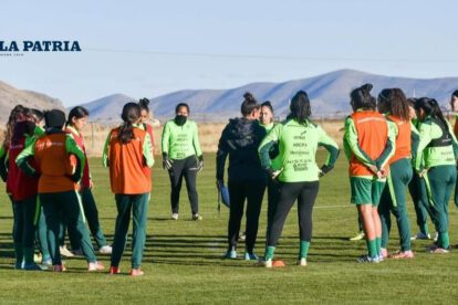 Selección femenina Bolivia entrena en Huarina