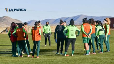 Selección femenina Bolivia entrena en Huarina