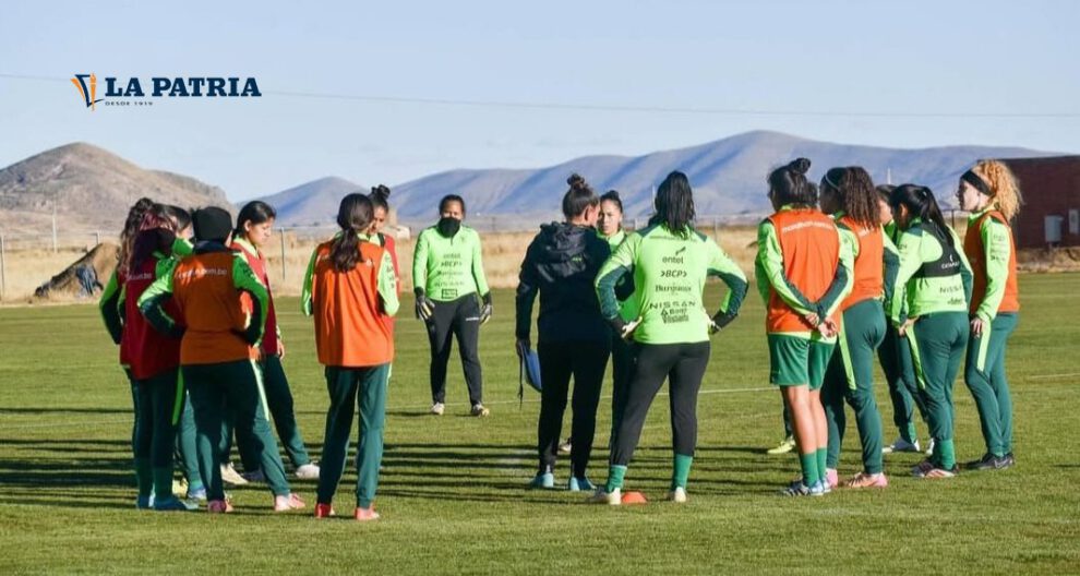 Selección femenina Bolivia entrena en Huarina