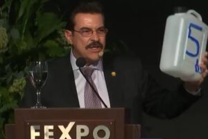 diésel a Bs 5 propuesto por Manfred Reyes Villa