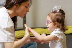 Sordoceguera, una discapacidad única que enfrenta barreras en acceso a servicios esenciales