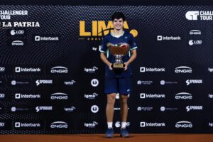 Juan Carlos Prado orgulloso luce el trofeo que ganó en el certamen internacional en Perú