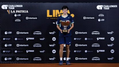 Juan Carlos Prado orgulloso luce el trofeo que ganó en el certamen internacional en Perú
