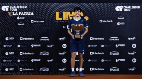 Juan Carlos Prado orgulloso luce el trofeo que ganó en el certamen internacional en Perú