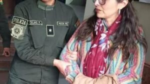 Claudia Castro permanece bajo custodia en clínica de La Paz