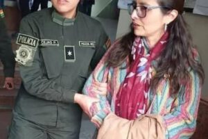 Claudia Castro permanece bajo custodia en clínica de La Paz