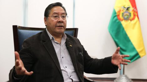 Luis Arce critica restricciones de Trump hacia Cuba