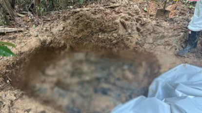 Hallan ocho cuerpos en fosa común en Colombia