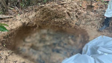 Hallan ocho cuerpos en fosa común en Colombia