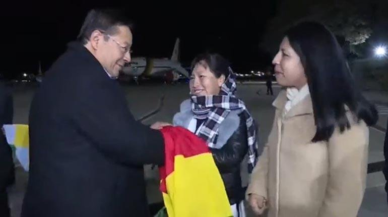 Luis Arce llega a Buenos Aires para cumbre del Mercosur