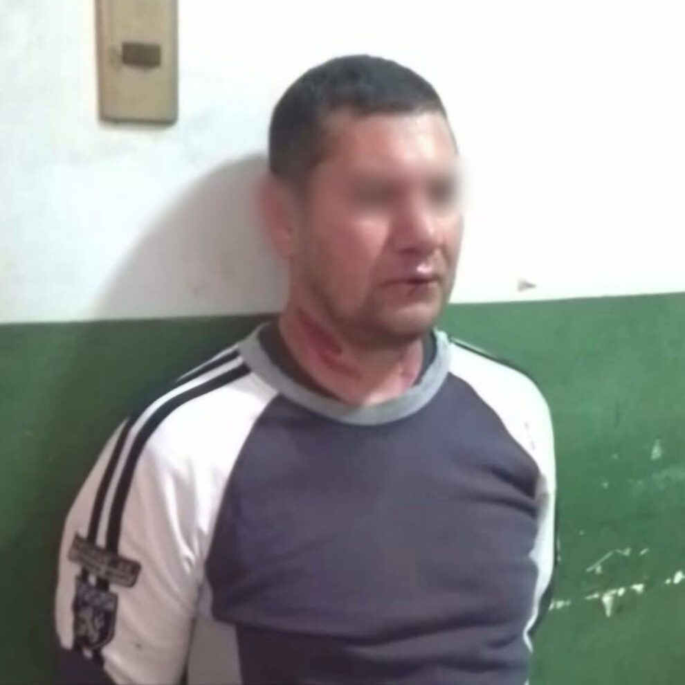 Hombre ataca con cuchillo a transeúntes en Cochabamba