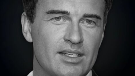 Julian McMahon, conocido por interpretar a Doctor Doom