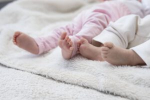 Rescatan a mellizas en Santa Cruz