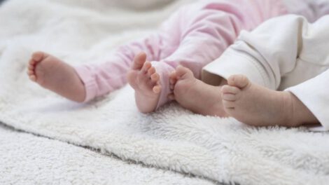 Rescatan a mellizas en Santa Cruz