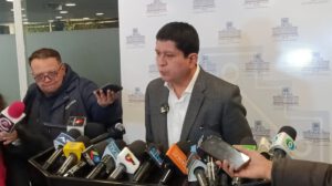 Senador Luis Adolfo Flores en contacto con los medios de comunicación