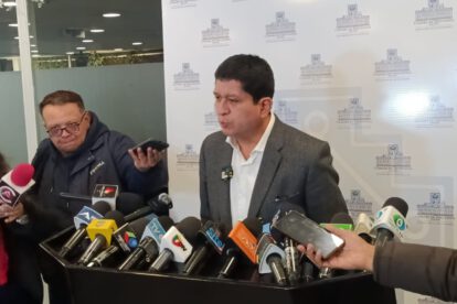 Senador Luis Adolfo Flores en contacto con los medios de comunicación