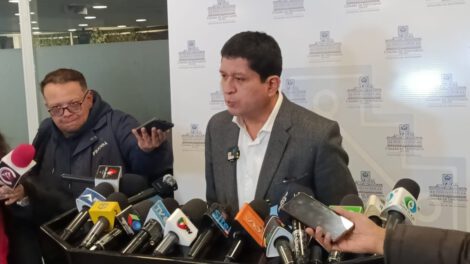 Senador Luis Adolfo Flores en contacto con los medios de comunicación