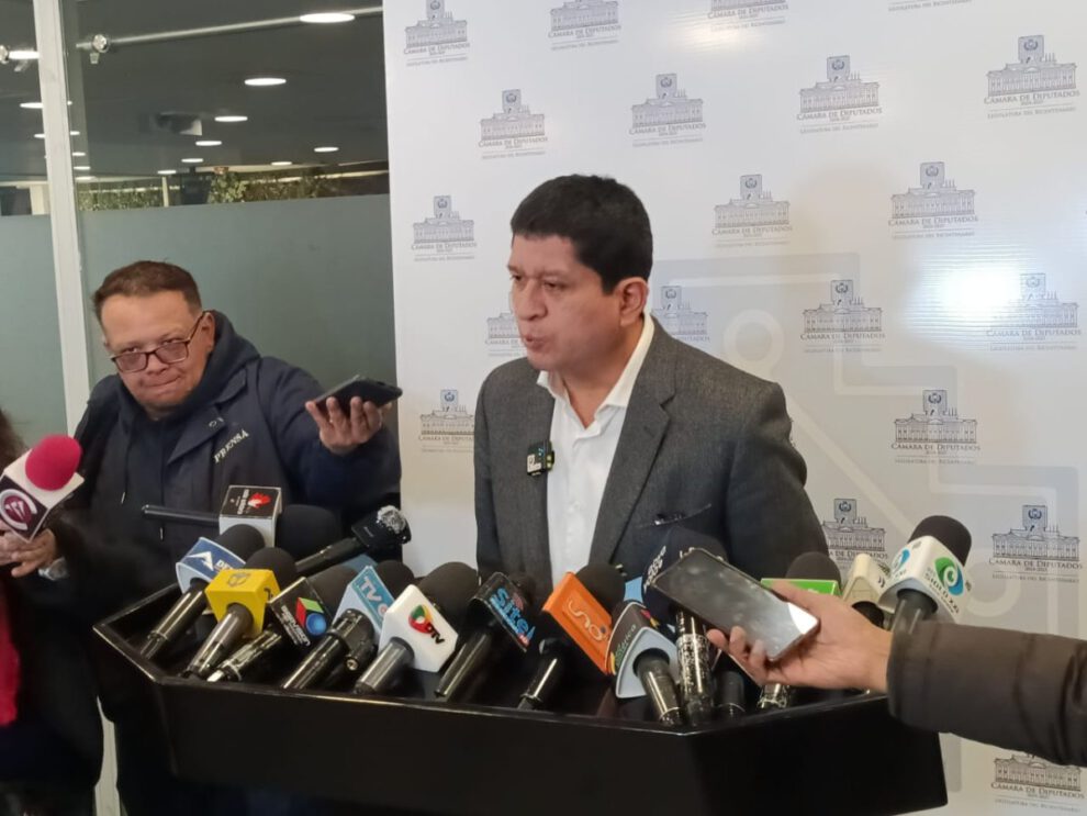 Senador Luis Adolfo Flores en contacto con los medios de comunicación