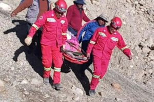 Mujer cae desde un barranco y es rescatada con vida en La Paz