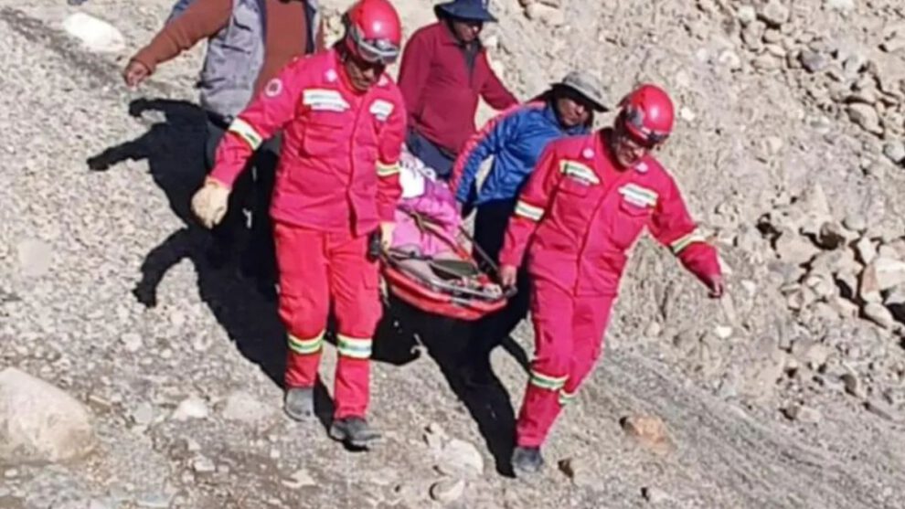 Mujer cae desde un barranco y es rescatada con vida en La Paz