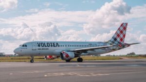 Hombre muere tras ser succionado por motor de avión en aeropuerto de Italia