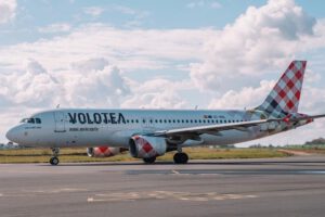 Hombre muere tras ser succionado por motor de avión en aeropuerto de Italia