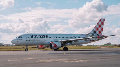 Hombre muere tras ser succionado por motor de avión en aeropuerto de Italia