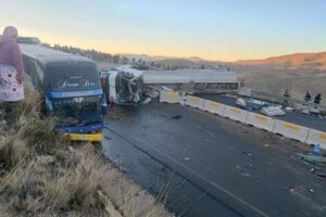 Camión cisterna vuelca tras chocar con bus en la carretera Oruro-Cochabamba