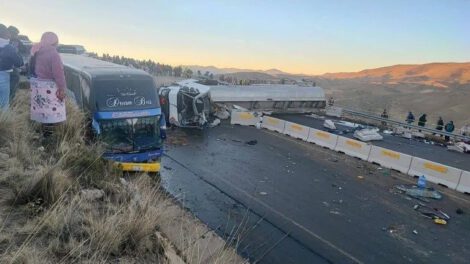 Camión cisterna vuelca tras chocar con bus en la carretera Oruro-Cochabamba