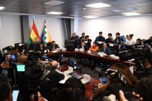 Contrato de litio con Uranium One en la sesión de economía plural