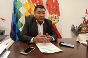 Senador Santos Ramos critica el contrato de litio