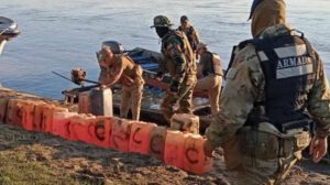 Interceptan embarcación con combustible ilegal