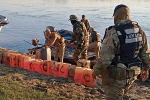 Interceptan embarcación con combustible ilegal