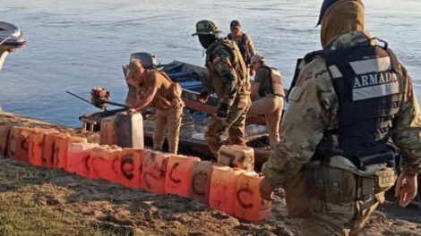 Interceptan embarcación con combustible ilegal