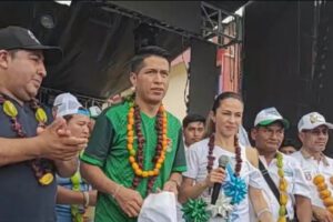 Andrónico Rodríguez y Mariana Prado inaugurando casa de campaña en medio de disturbios en Yapacaní