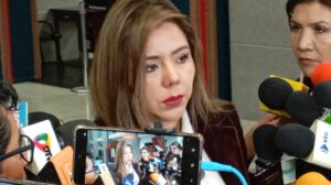 Aprobación de créditos para combustible por la viceministra Gabriela Alcón