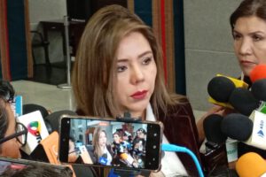 Aprobación de créditos para combustible por la viceministra Gabriela Alcón