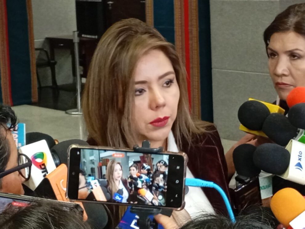 Aprobación de créditos para combustible por la viceministra Gabriela Alcón