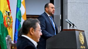 Evo Morales escoltado por anillos de seguridad en Cochabamba