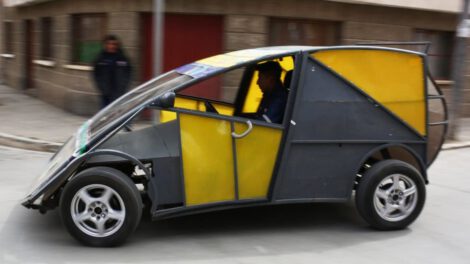 Katari MRC5, auto eléctrico de la UPEA con baterías de litio