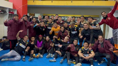 CDT Real Oruro celebra su victoria en la Villa Imperial