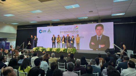 Debate económico en Bolivia sobre estrategias para el crecimiento y desarrollo