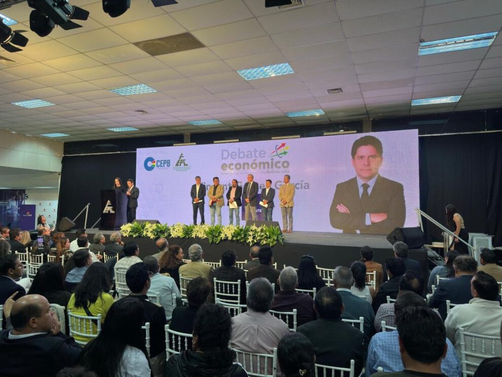 Debate económico en Bolivia sobre estrategias para el crecimiento y desarrollo