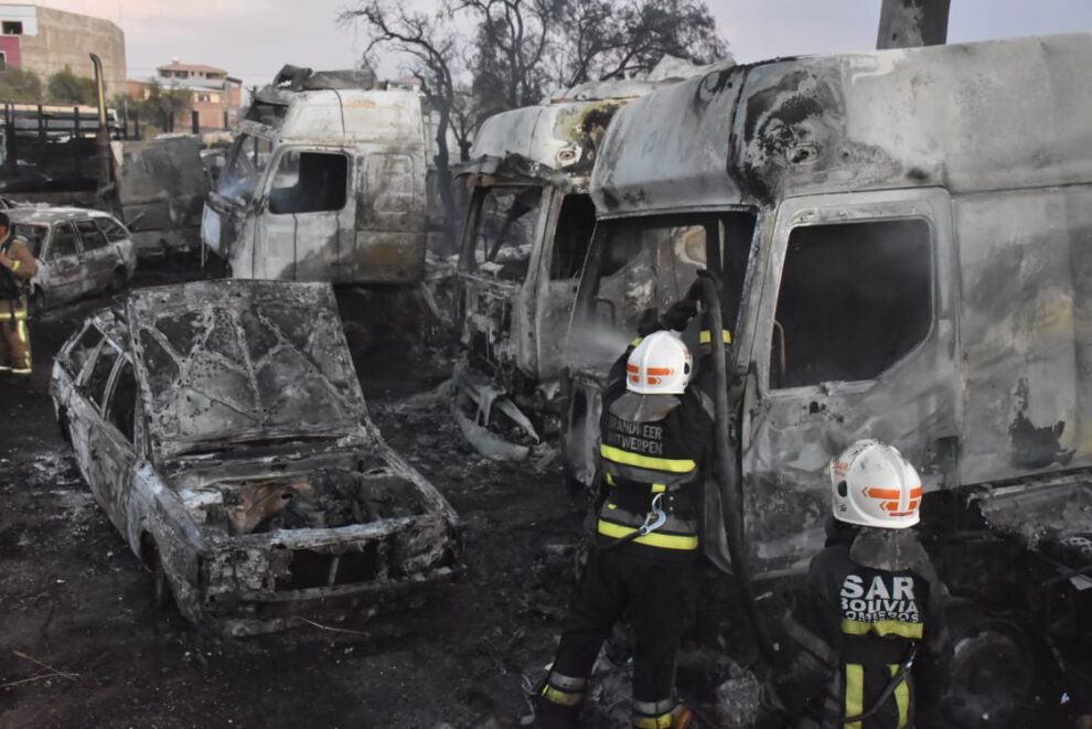 Incendio vehículos incautados en Cochabamba